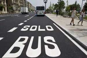 ¿Me pueden multar por invadir el carril bus?