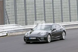 Misterioso prototipo del Porsche Panamera Turbo Facelift busca nuevo récord en Nürburgring
