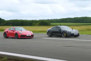 ¿Eléctrico o gasolina? Drag race entre Porsche Taycan Turbo S y Porsche 911 Turbo S