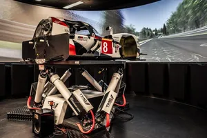 Sébastien Ogier prueba el Toyota TS050 Hybrid en el simulador de la marca