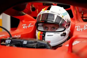 Vettel aprovecha el agua para llevarse los segundos libres