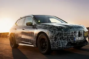El nuevo BMW iX debutará en la segunda mitad de 2021 con cuatro versiones