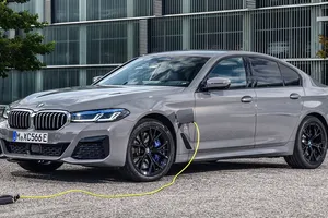 BMW 545e xDrive, una berlina híbrida enchufable que ofrece un gran rendimiento