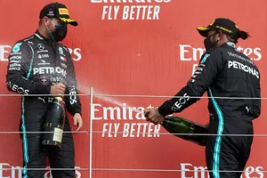 Bottas pide un cambio: «Estos monos negros son jodidamente calurosos»