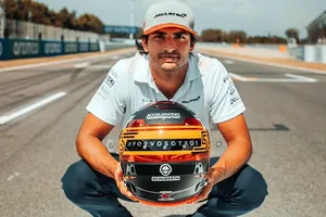 El casco de Sainz en homenaje a los afectados por el coronavirus