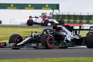 Hamilton arrasa en casa en un dominio pleno de Mercedes