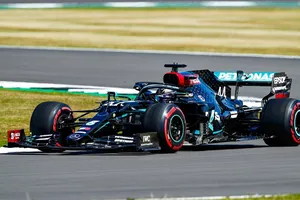 Hamilton y Bottas mantienen el control en una sesión más movida