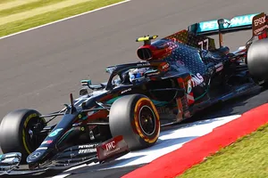 Bottas consigue una inusual pole con neumáticos medios sobre Hamilton