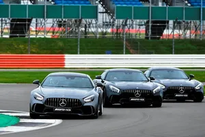 Hamilton y Bottas retan al jefe con el Mercedes AMG GT R, ¿quién gana?