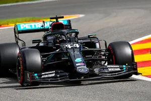 Hamilton se lleva los últimos y dubitativos libres, con los Ferrari hundidos