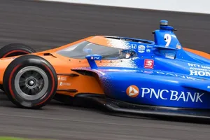 Dixon lidera el intenso segundo día; Palou quinto y Alonso octavo tras su accidente