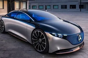 Lewis Hamilton se sube al Mercedes Vision EQS, el concept car alemán