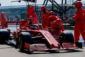 Marejada en Ferrari: Vettel apunta a la estrategia, Binotto al trompo de la vuelta 1