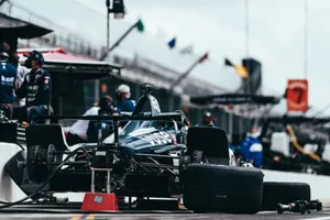 McLaren SP trabaja hasta medianoche para reparar el coche de Alonso