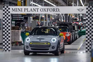 El MINI Cooper SE eléctrico alcanza su primer hito de producción tras su primer año