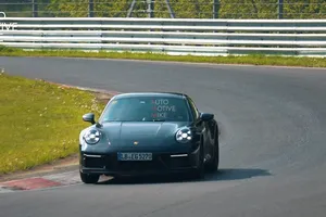 Misterioso prototipo del Porsche 911 cazado probando en Nürburgring [vídeo]