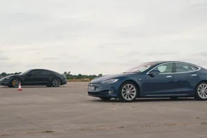 El Tesla Model S 'Cheetah' se enfrenta al fin al Porsche Taycan Turbo S [vídeo]
