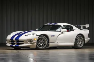 Uno de los raros y brutales Dodge Viper GTS-R aparece a la venta