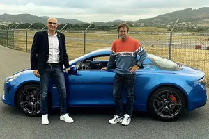 Fernando Alonso recibe su nuevo coche de empresa: el Alpine A110S