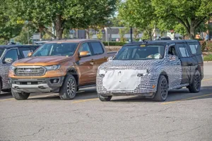 El nuevo Ford Maverick revela su verdadero tamaño al posar junto al Ford Ranger