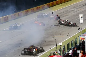 Hamilton gana en Mugello una carrera con tres salidas y el peor accidente en años