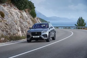 Jaguar F-PACE 2021, más nuevo por dentro que fuera, y estrena versión híbrida