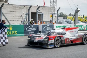 Los pilotos del Toyota #8 toman la punta del WEC tras ganar Le Mans