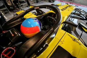 Alonso finaliza su primer test con Renault: «El coche todavía me supera»