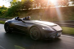 El primer ejemplar del radical Aston Martin V12 Speedster ya rueda en la calle