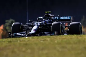 Bottas deja a Hamilton sin pole cinco carreras después