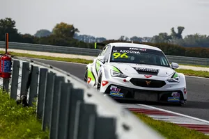 Mikel Azcona marca la pauta en los libres del WTCR en Slovakia Ring