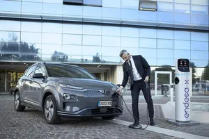 Este renting de coches eléctricos tiene algo que le falta a los demás: el punto de recarga