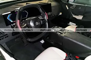 Nuevas fotos espía del BMW iX 2021 revelan el tecnológico interior del SUV eléctrico
