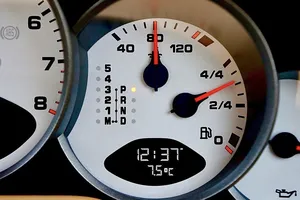 Mi coche pierde agua, pero no se calienta: ¿qué ocurre?