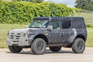 El nuevo Ford Bronco Raptor/Warthog pone a prueba sus habilidades off-road [vídeo]