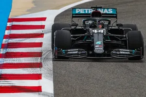 Hamilton obvia todos los condicionantes y domina los primeros libres en Sakhir