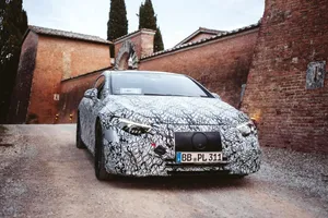 El Mercedes EQS 2022, la berlina eléctrica, debutará en verano con cuatro versiones