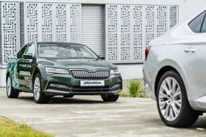 El Skoda Superb iV prueba futuras soluciones de conducción autónoma [vídeo]