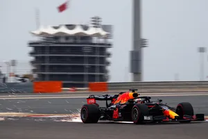 Verstappen evita el pleno de libres de Hamilton en Sakhir