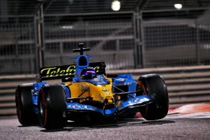 Alonso deja tiempos competitivos a lomos del Renault R25 en la noche de Abu Dhabi