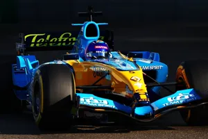 Las fotos y vídeos de Fernando Alonso con el Renault R25 en Abu Dhabi