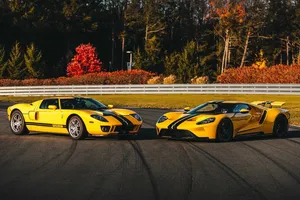 Dos raros Ford GT de 2005 y 2018 casi gemelos a subasta ¿Con cuál te quedas?