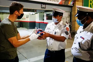 ¡Grosjean vuelve al paddock! Y es recibido por el personal que le auxilió