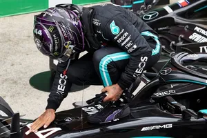 Hamilton reclama su asiento: Mercedes hará «todo lo posible» por tenerle en Abu Dhabi