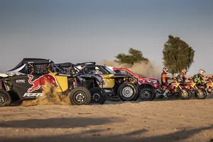 Red Bull presume de 'ejército' para el Dakar 2021 tras su llegada a Jeddah