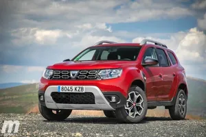 España - Noviembre 2020: El Dacia Duster encuentra el camino