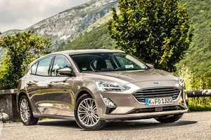 Holanda - Noviembre 2020: El Ford Focus escala puestos en un mercado en caída