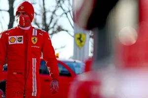 El bonito detalle de Carlos Sainz con los tifosi presentes en el test de Fiorano