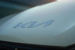 Primer teaser del KIA EV6, el nuevo crossover eléctrico coreano estrenará el nuevo logotipo