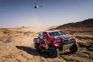 Nasser Al-Attiyah repite victoria mientras Carlos Sainz cede media hora